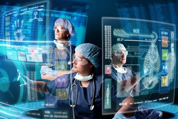 médico observando em uma grande tela a automação para clinica médica