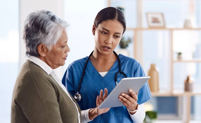 Médica com tablet mostrando resultado para a paciente idosa