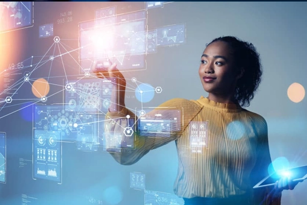Mulher em um quadro digital com atendimento com IA