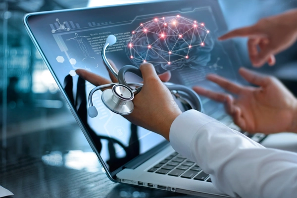 médico analisando no notebook 